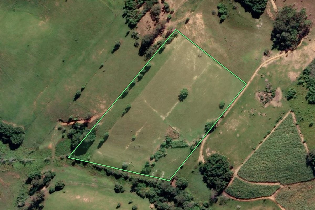 Imagem de satélite do imóvel rural em Campos dos Goytacazes (RJ), com o contorno declarado no CAR desenhado por cima.
