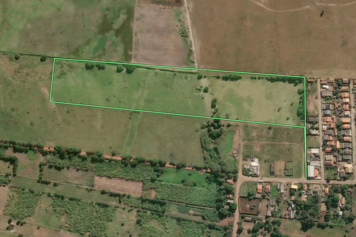 Imagem de satélite do imóvel rural em Campos dos Goytacazes (RJ), com o contorno declarado no CAR desenhado por cima.