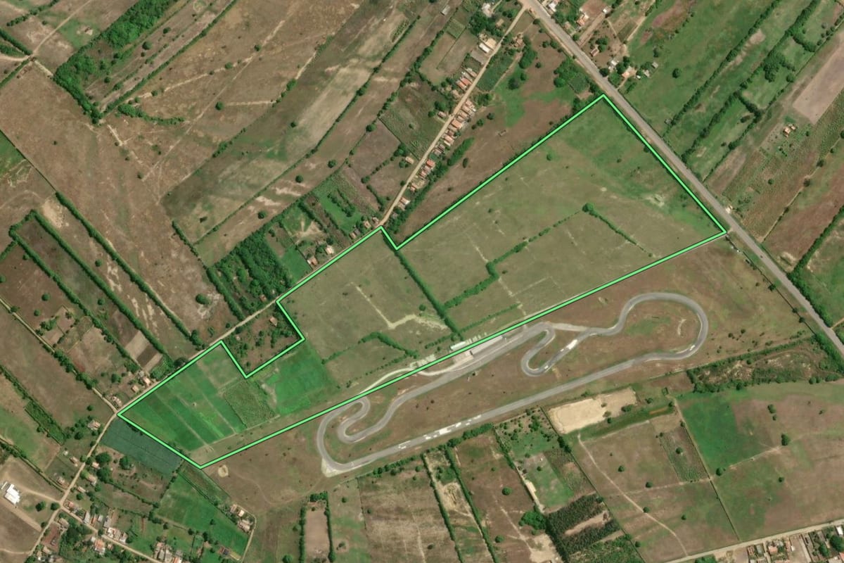 Imagem de satélite do imóvel rural em Campos dos Goytacazes (RJ), com o contorno declarado no CAR desenhado por cima.