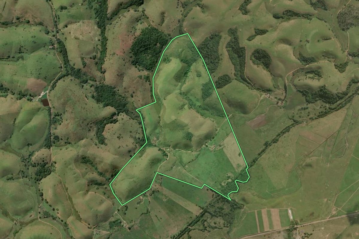 Imagem de satélite do imóvel rural em Campos dos Goytacazes (RJ), com o contorno declarado no CAR desenhado por cima.