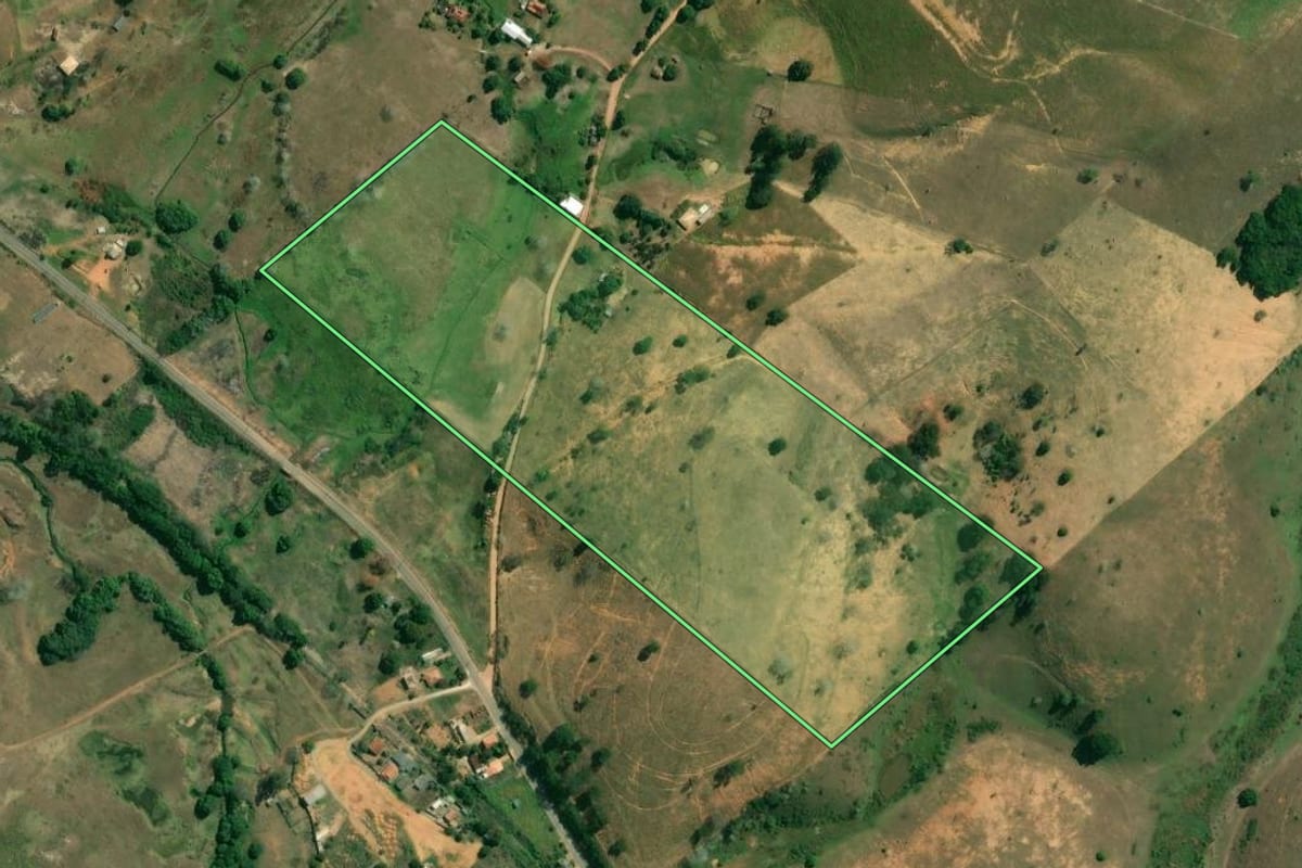 Imagem de satélite do imóvel rural em Campos dos Goytacazes (RJ), com o contorno declarado no CAR desenhado por cima.