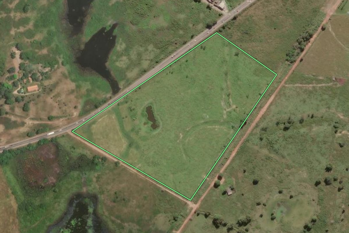 Imagem de satélite do imóvel rural em Campos dos Goytacazes (RJ), com o contorno declarado no CAR desenhado por cima.