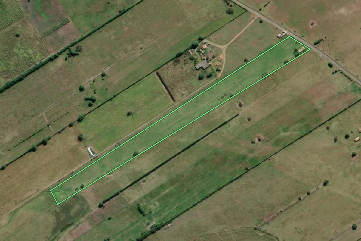 Imagem de satélite do imóvel rural em Campos dos Goytacazes (RJ), com o contorno declarado no CAR desenhado por cima.