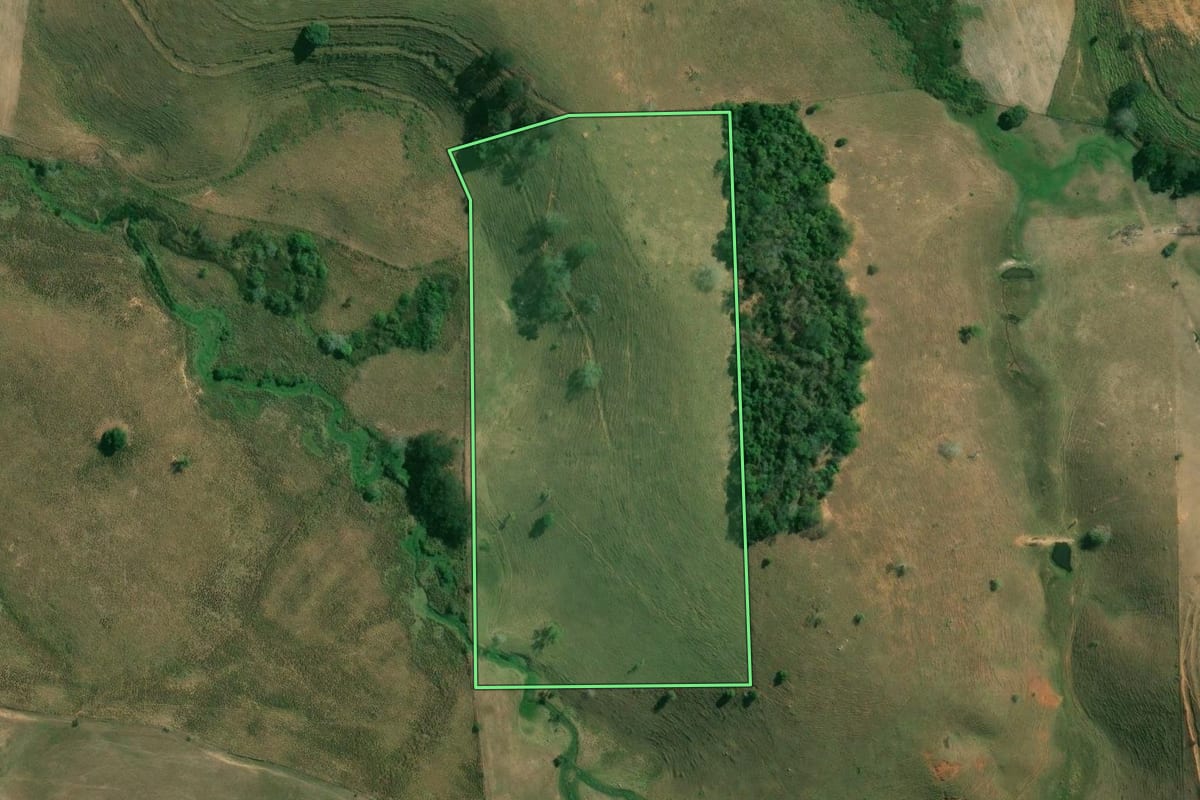 Imagem de satélite do imóvel rural em Campos dos Goytacazes (RJ), com o contorno declarado no CAR desenhado por cima.