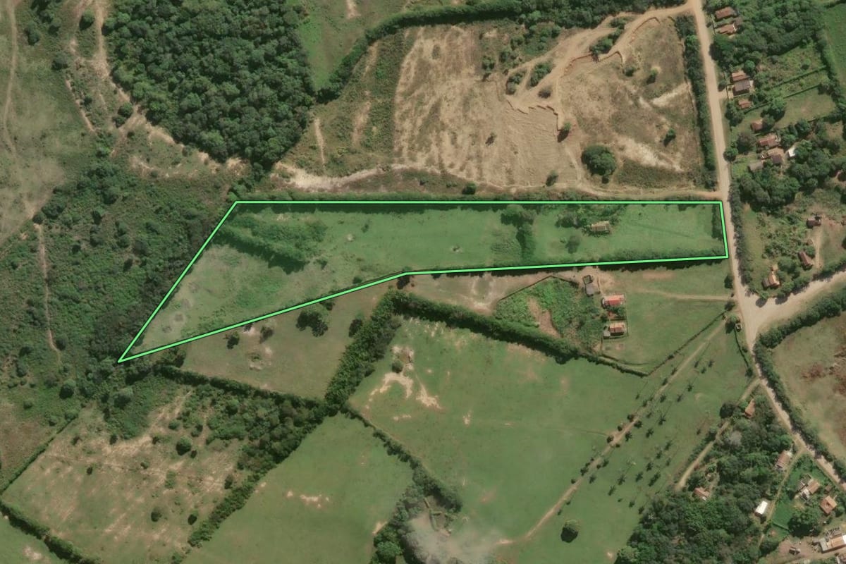 Imagem de satélite do imóvel rural em Campos dos Goytacazes (RJ), com o contorno declarado no CAR desenhado por cima.