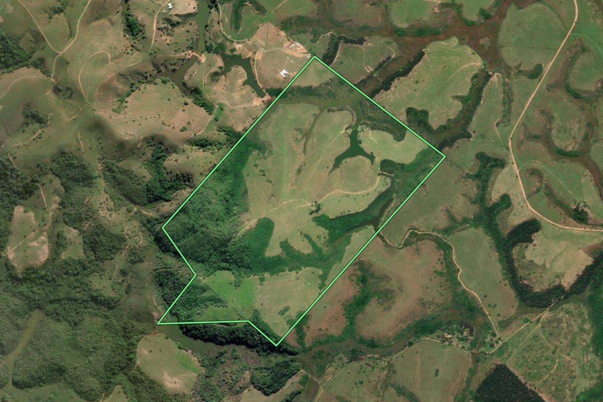 Imagem de satélite do imóvel rural em Campos dos Goytacazes (RJ), com o contorno declarado no CAR desenhado por cima.