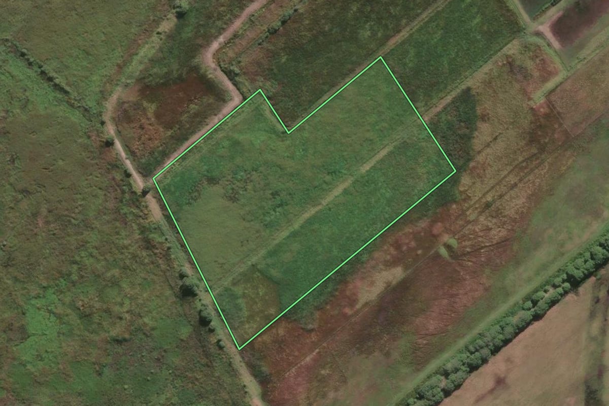 Imagem de satélite do imóvel rural em Campos dos Goytacazes (RJ), com o contorno declarado no CAR desenhado por cima.