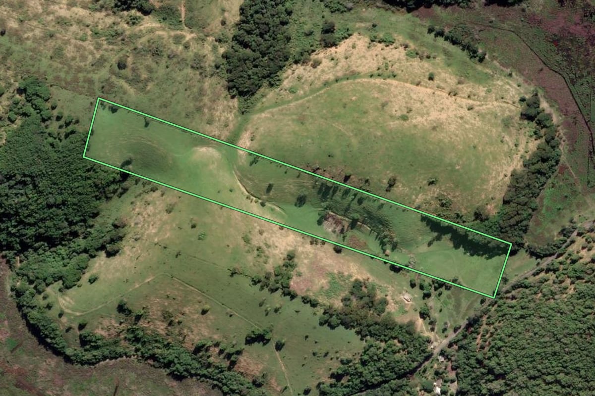 Imagem de satélite do imóvel rural em Campos dos Goytacazes (RJ), com o contorno declarado no CAR desenhado por cima.