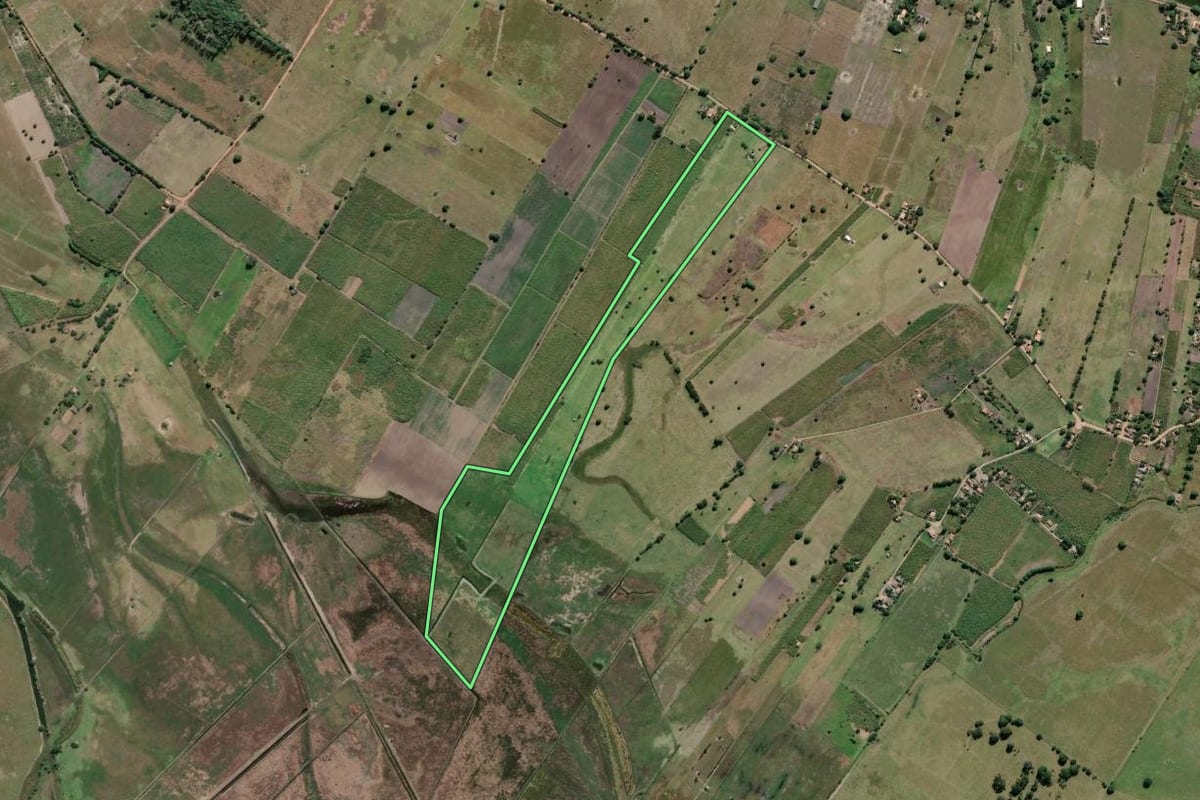 Imagem de satélite do imóvel rural em Campos dos Goytacazes (RJ), com o contorno declarado no CAR desenhado por cima.