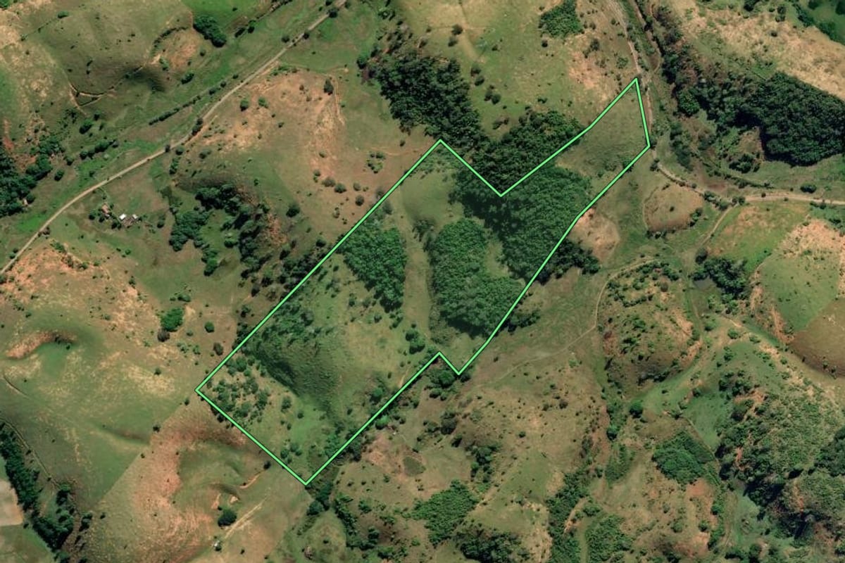 Imagem de satélite do imóvel rural em Campos dos Goytacazes (RJ), com o contorno declarado no CAR desenhado por cima.