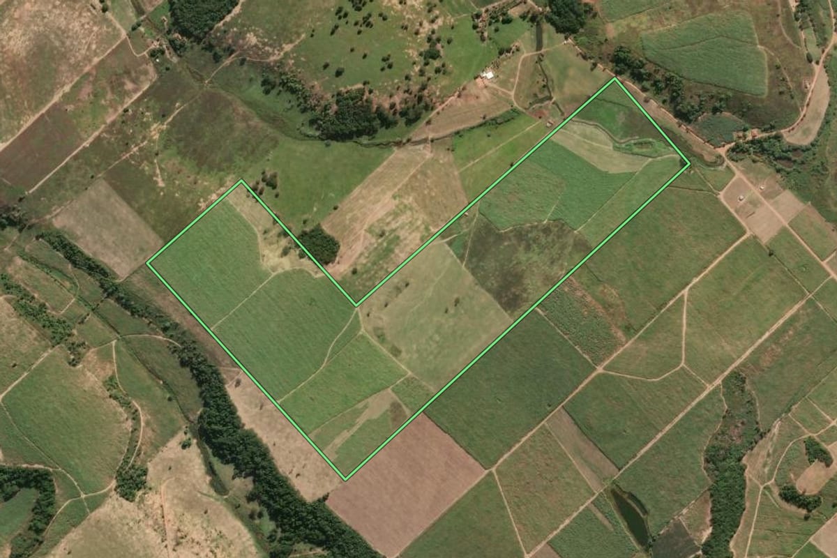Imagem de satélite do imóvel rural em Campos dos Goytacazes (RJ), com o contorno declarado no CAR desenhado por cima.