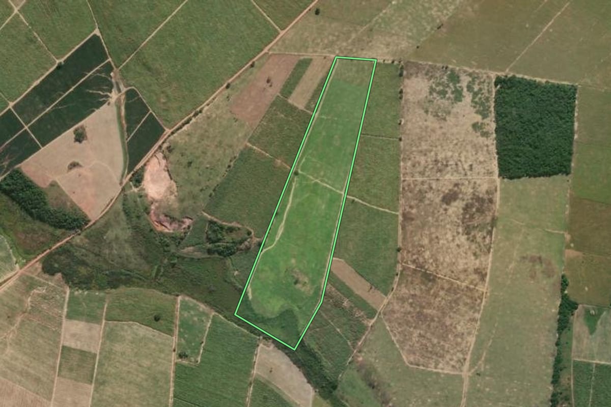 Imagem de satélite do imóvel rural em Campos dos Goytacazes (RJ), com o contorno declarado no CAR desenhado por cima.