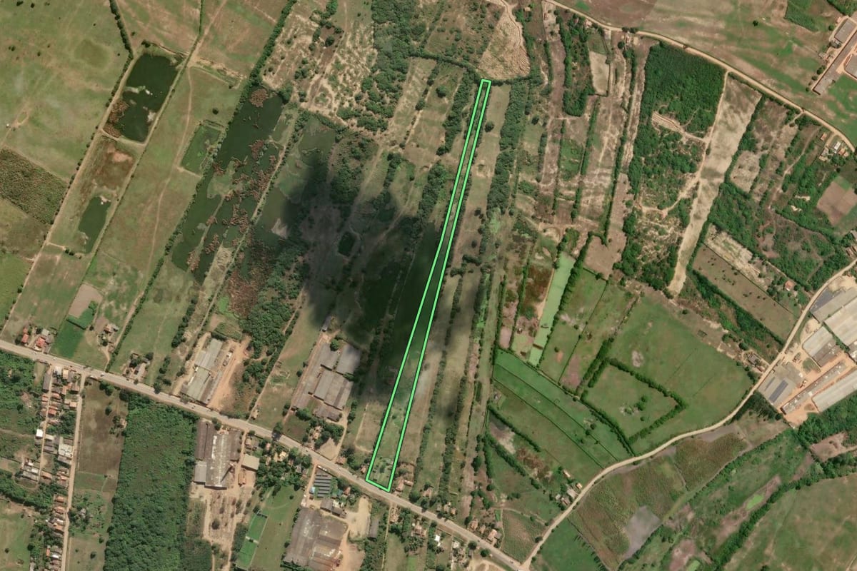 Imagem de satélite do imóvel rural em Campos dos Goytacazes (RJ), com o contorno declarado no CAR desenhado por cima.