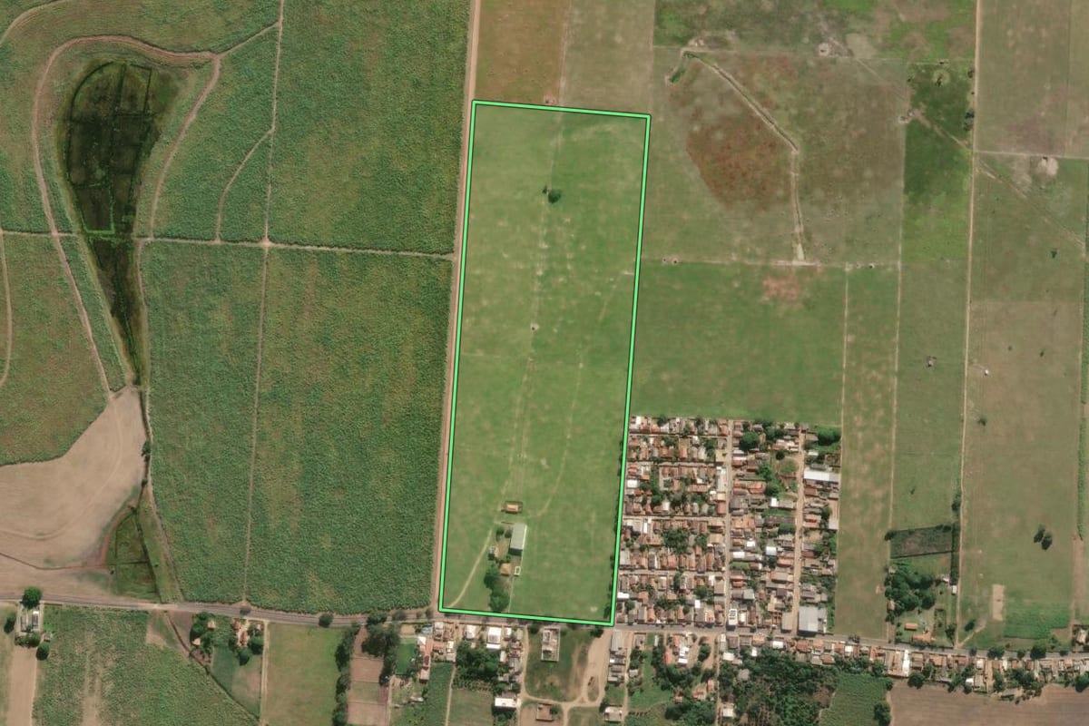 Imagem de satélite do imóvel rural em Campos dos Goytacazes (RJ), com o contorno declarado no CAR desenhado por cima.