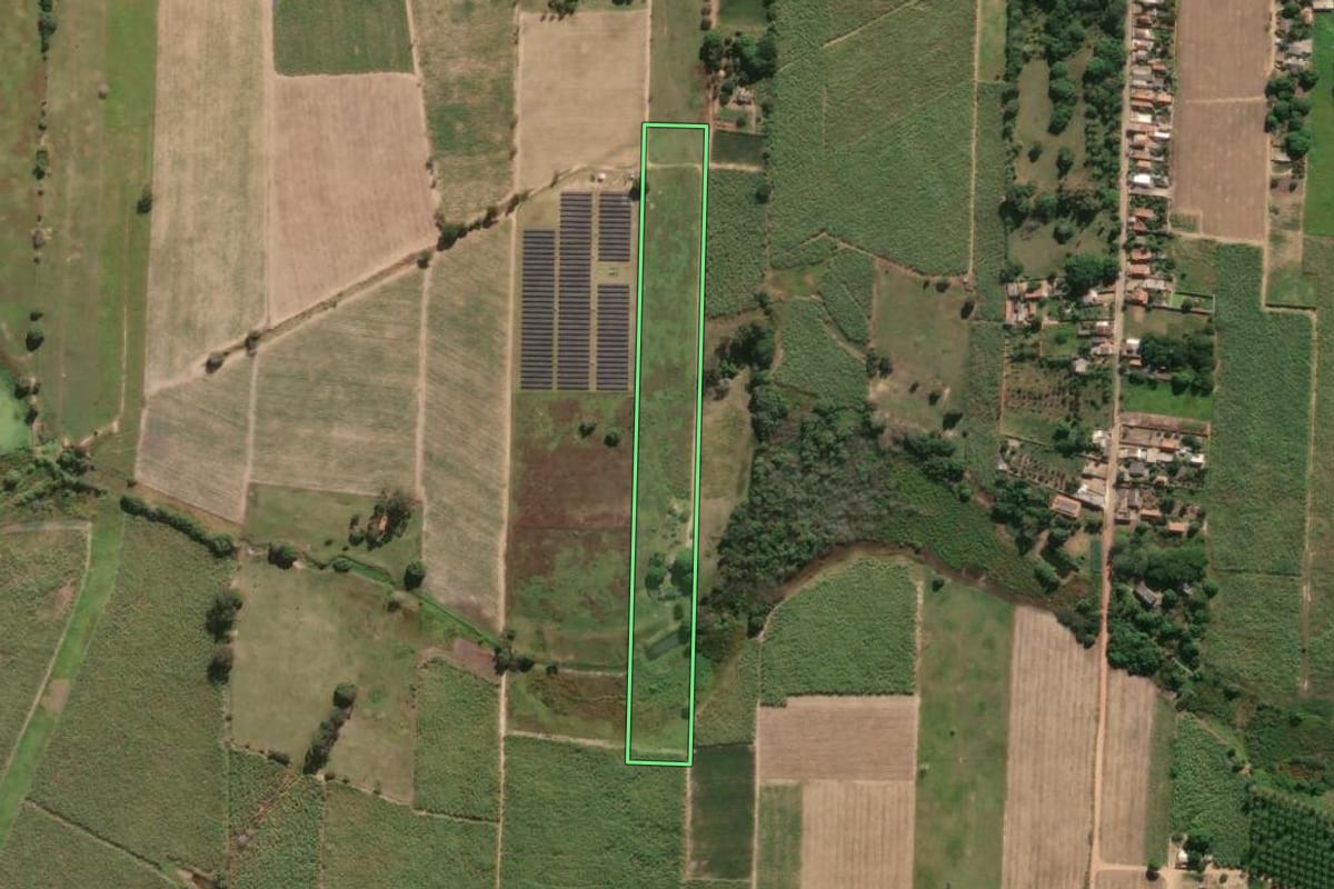 Imagem de satélite do imóvel rural em Campos dos Goytacazes (RJ), com o contorno declarado no CAR desenhado por cima.