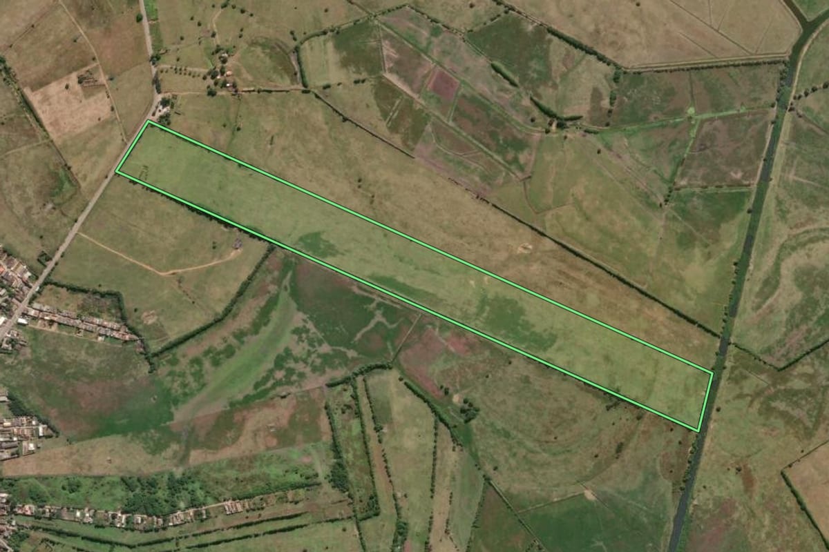 Imagem de satélite do imóvel rural em Campos dos Goytacazes (RJ), com o contorno declarado no CAR desenhado por cima.