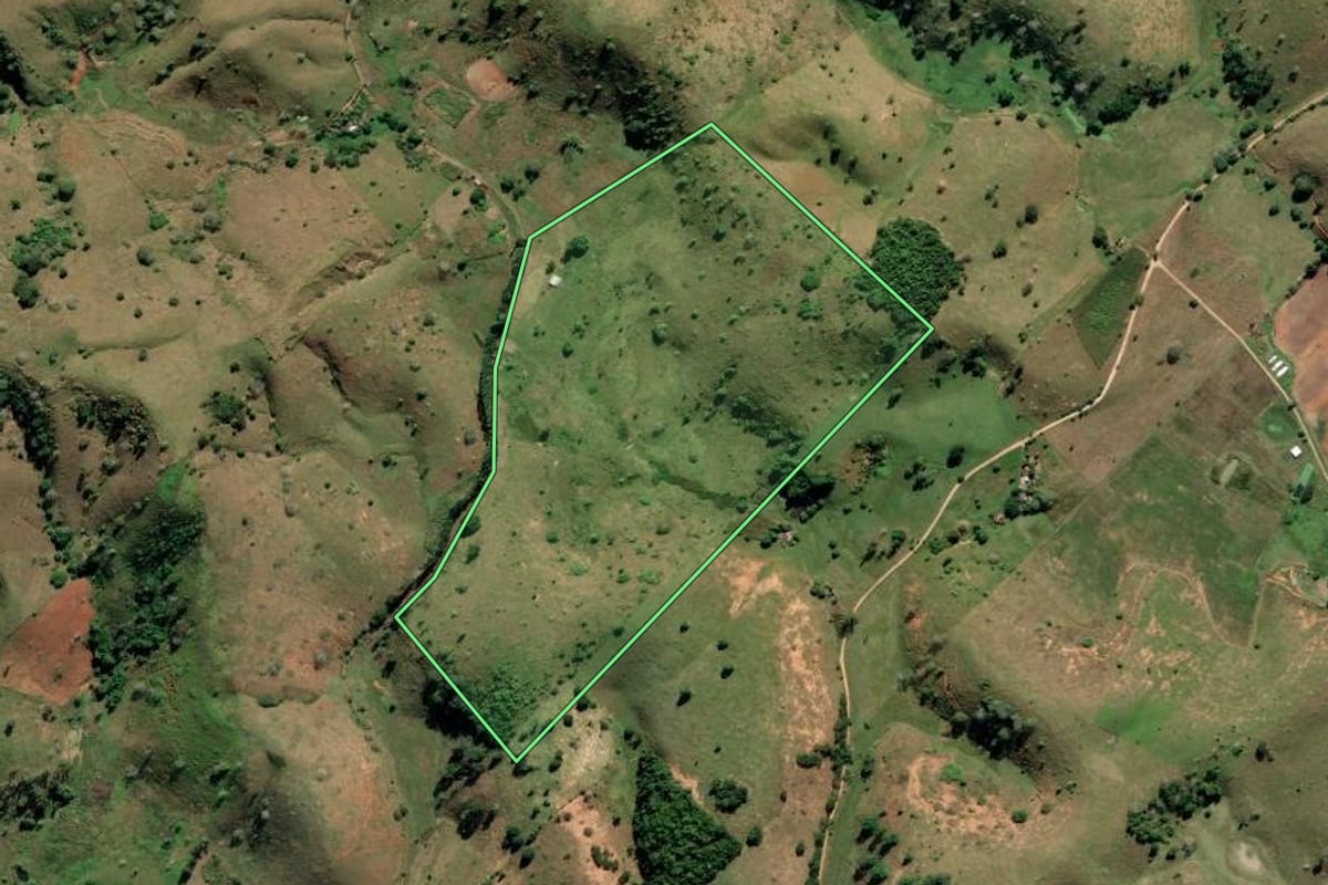 Imagem de satélite do imóvel rural em Campos dos Goytacazes (RJ), com o contorno declarado no CAR desenhado por cima.