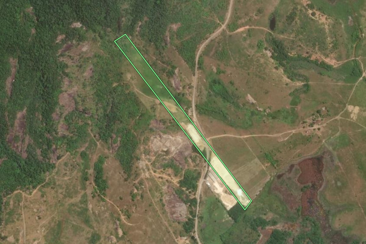 Imagem de satélite do imóvel rural em Campos dos Goytacazes (RJ), com o contorno declarado no CAR desenhado por cima.