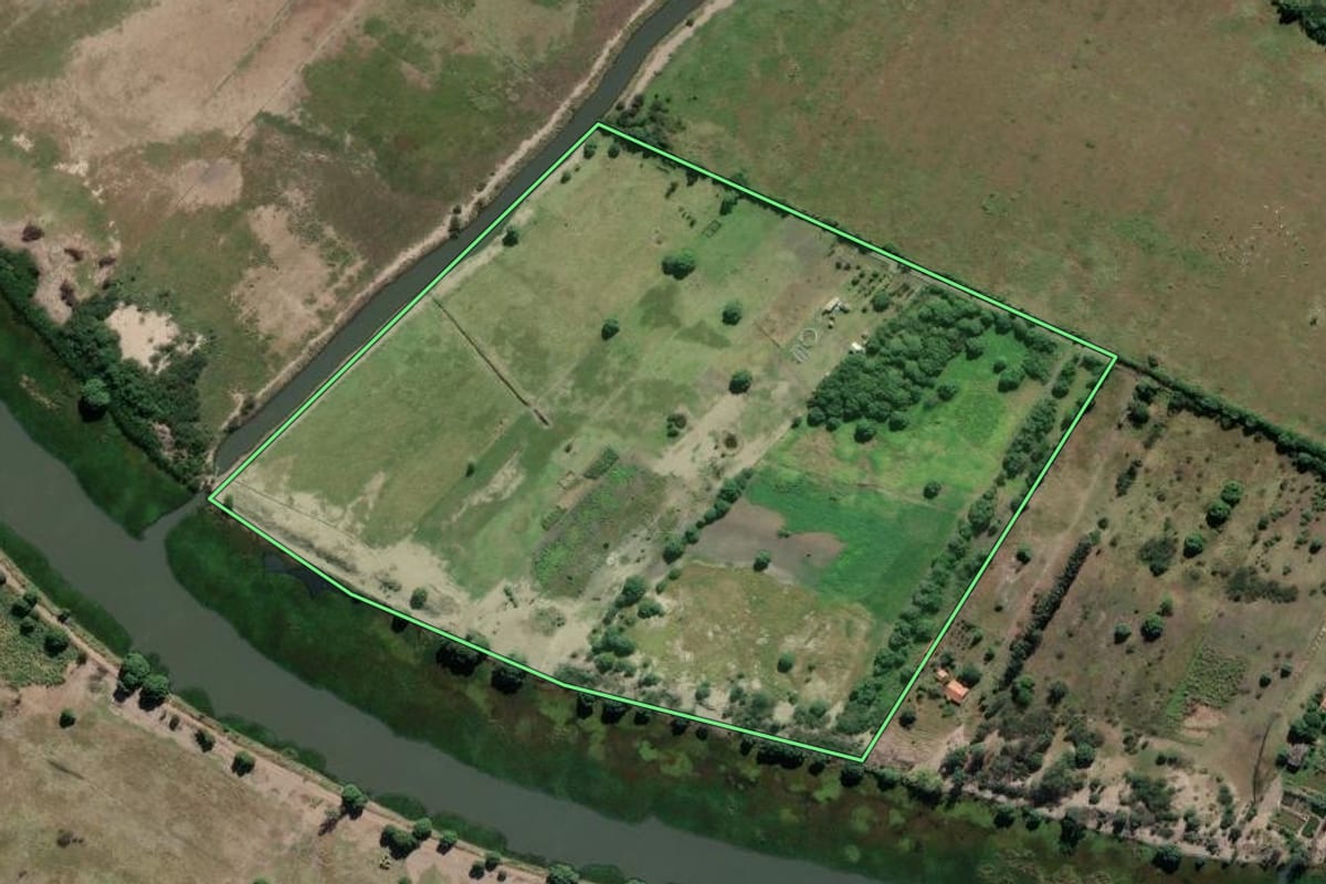 Imagem de satélite do imóvel rural em Campos dos Goytacazes (RJ), com o contorno declarado no CAR desenhado por cima.