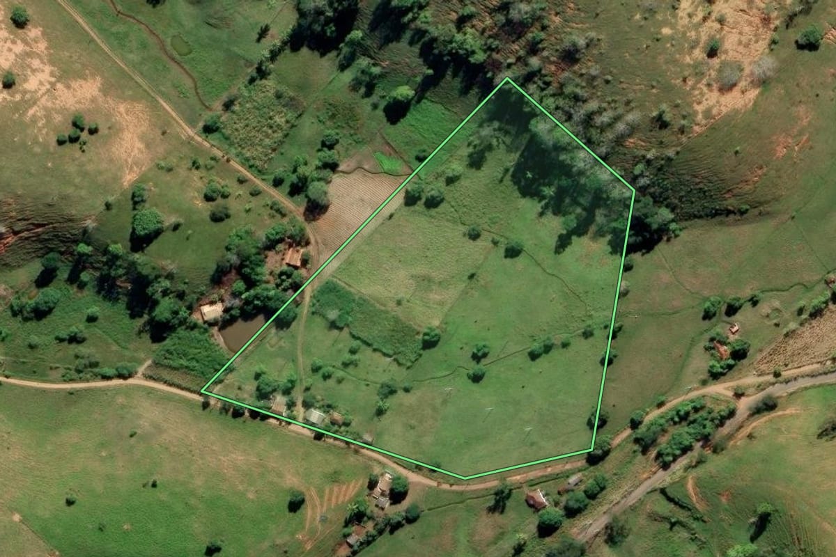 Imagem de satélite do imóvel rural em Campos dos Goytacazes (RJ), com o contorno declarado no CAR desenhado por cima.