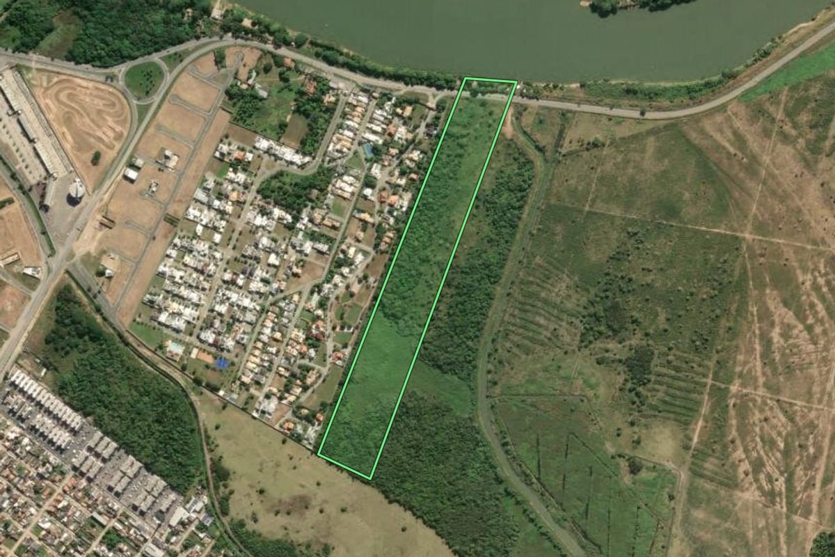 Imagem de satélite do imóvel rural em Campos dos Goytacazes (RJ), com o contorno declarado no CAR desenhado por cima.
