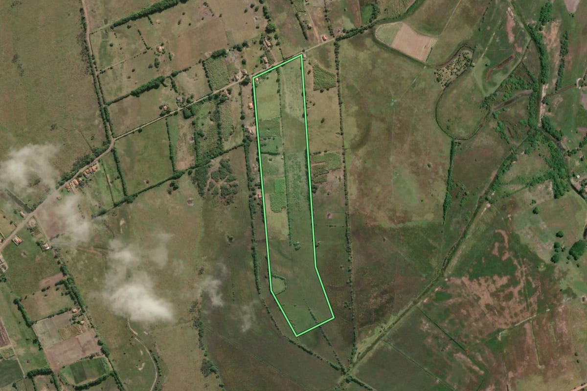 Imagem de satélite do imóvel rural em Campos dos Goytacazes (RJ), com o contorno declarado no CAR desenhado por cima.