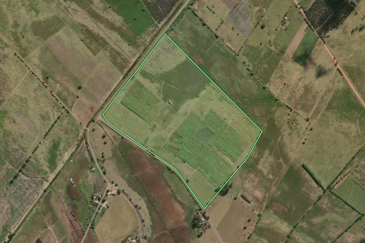 Imagem de satélite do imóvel rural em Campos dos Goytacazes (RJ), com o contorno declarado no CAR desenhado por cima.