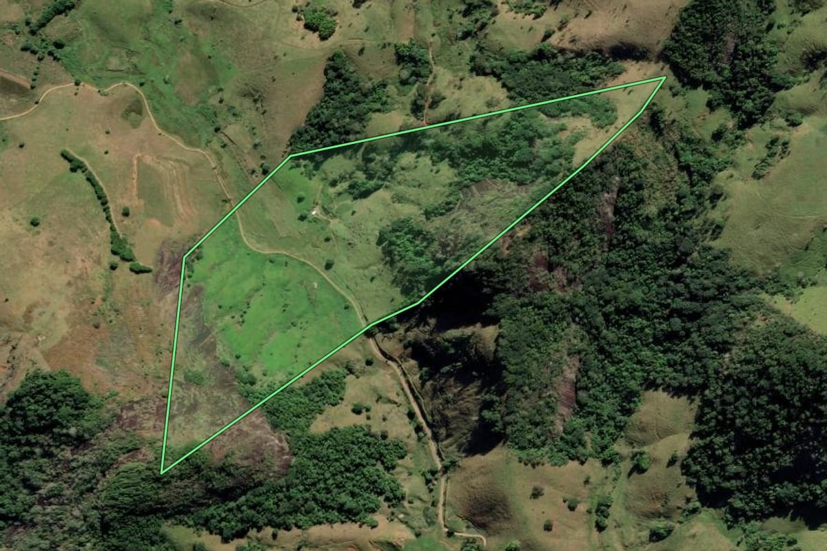 Imagem de satélite do imóvel rural em Campos dos Goytacazes (RJ), com o contorno declarado no CAR desenhado por cima.
