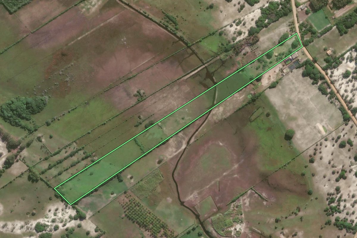 Imagem de satélite do imóvel rural em Campos dos Goytacazes (RJ), com o contorno declarado no CAR desenhado por cima.