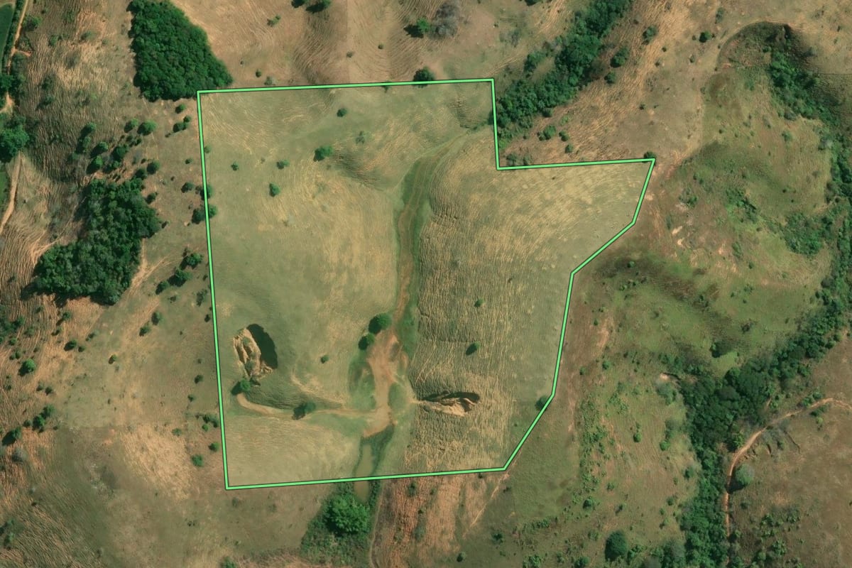 Imagem de satélite do imóvel rural em Campos dos Goytacazes (RJ), com o contorno declarado no CAR desenhado por cima.