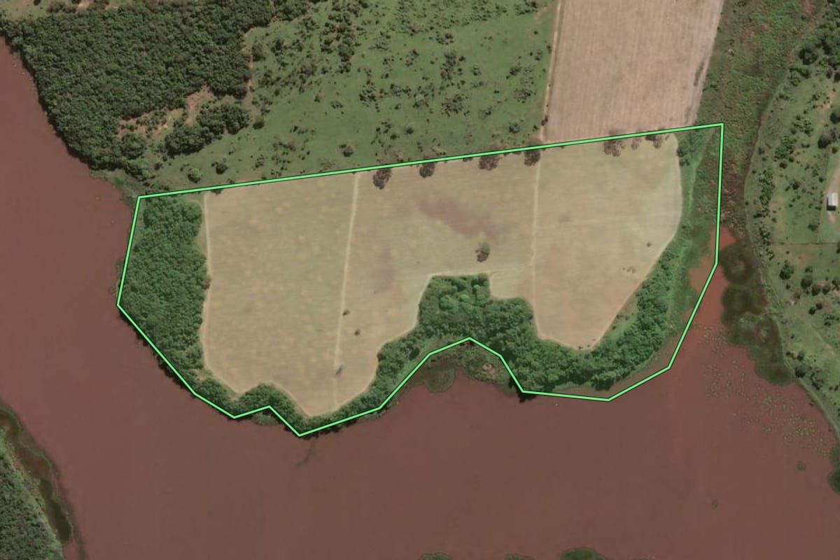 Imagem de satélite do imóvel rural em Campos dos Goytacazes (RJ), com o contorno declarado no CAR desenhado por cima.