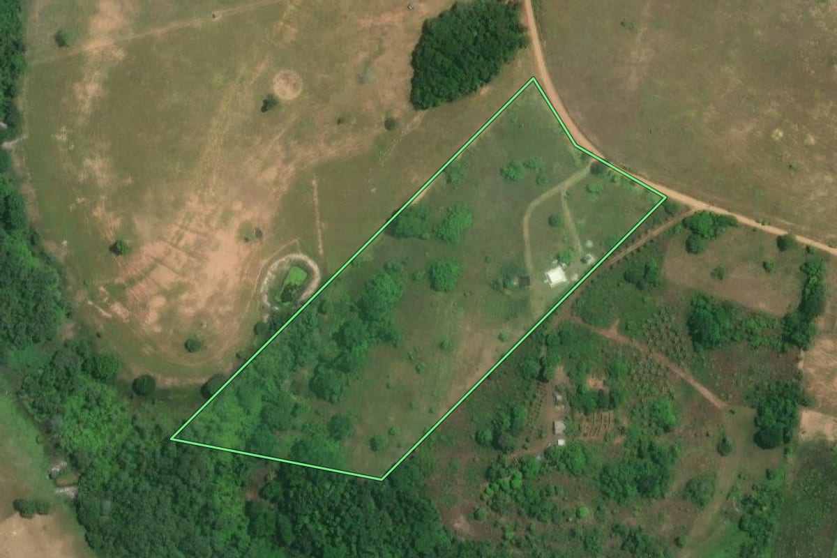 Imagem de satélite do imóvel rural em Campos dos Goytacazes (RJ), com o contorno declarado no CAR desenhado por cima.