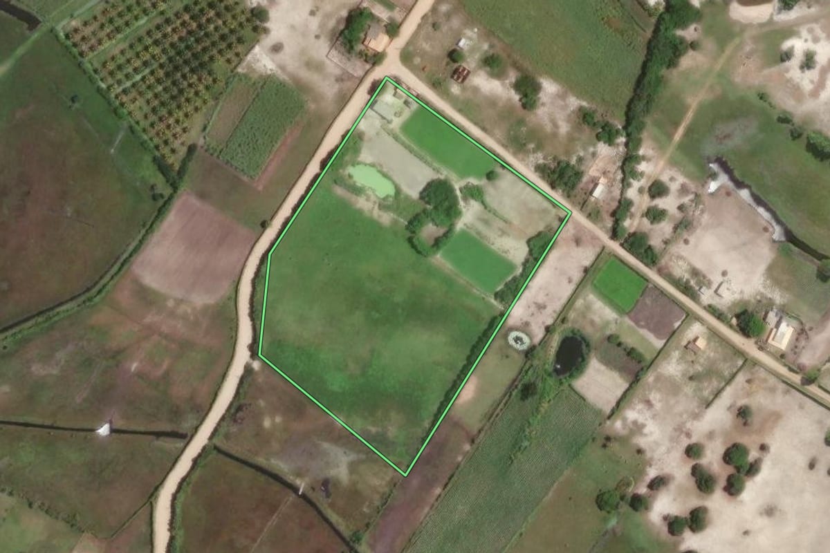 Imagem de satélite do imóvel rural em Campos dos Goytacazes (RJ), com o contorno declarado no CAR desenhado por cima.