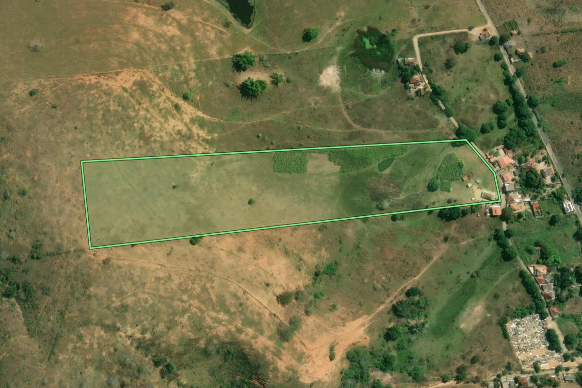 Imagem de satélite do imóvel rural em Campos dos Goytacazes (RJ), com o contorno declarado no CAR desenhado por cima.