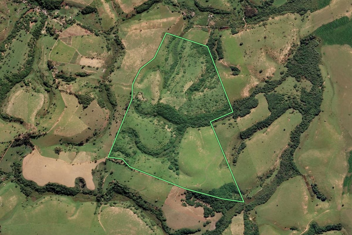 Imagem de satélite do imóvel rural em Campos dos Goytacazes (RJ), com o contorno declarado no CAR desenhado por cima.