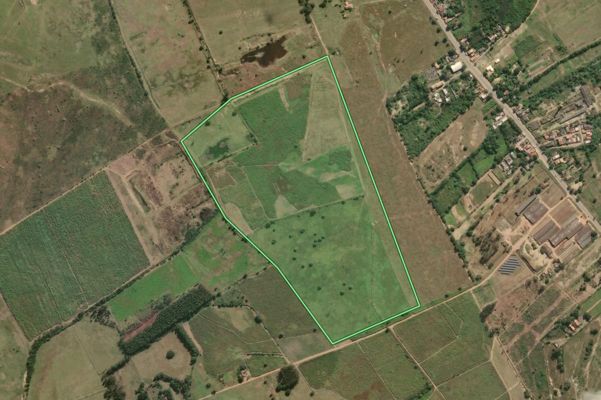 Imagem de satélite do imóvel rural em Campos dos Goytacazes (RJ), com o contorno declarado no CAR desenhado por cima.