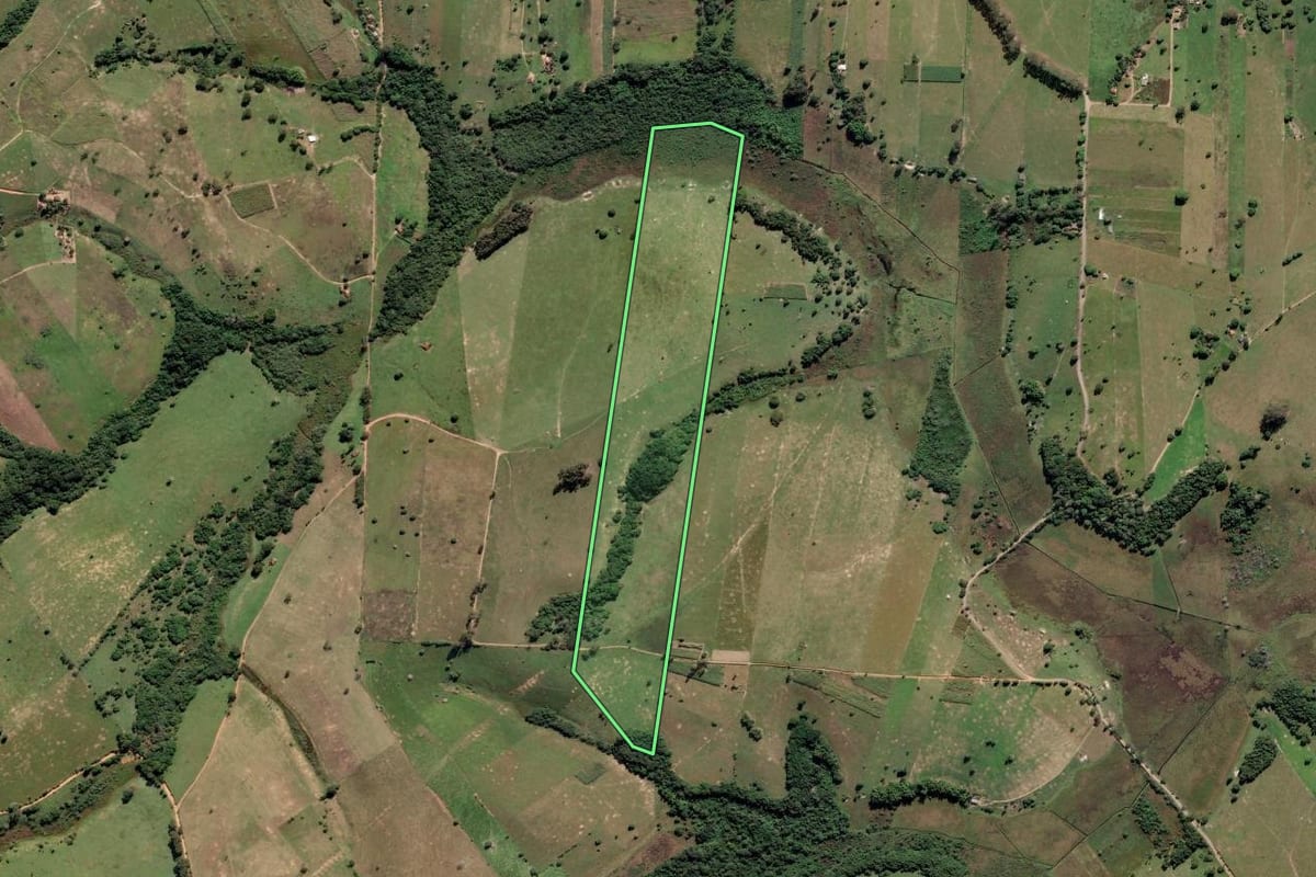 Imagem de satélite do imóvel rural em Campos dos Goytacazes (RJ), com o contorno declarado no CAR desenhado por cima.