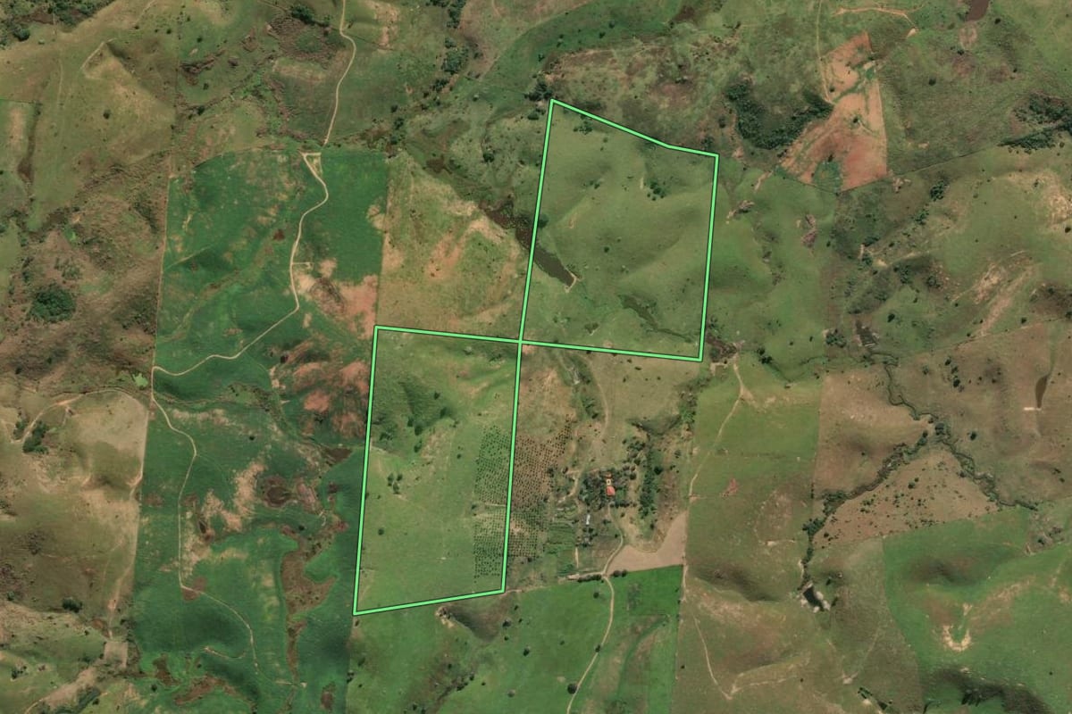 Imagem de satélite do imóvel rural em Campos dos Goytacazes (RJ), com o contorno declarado no CAR desenhado por cima.