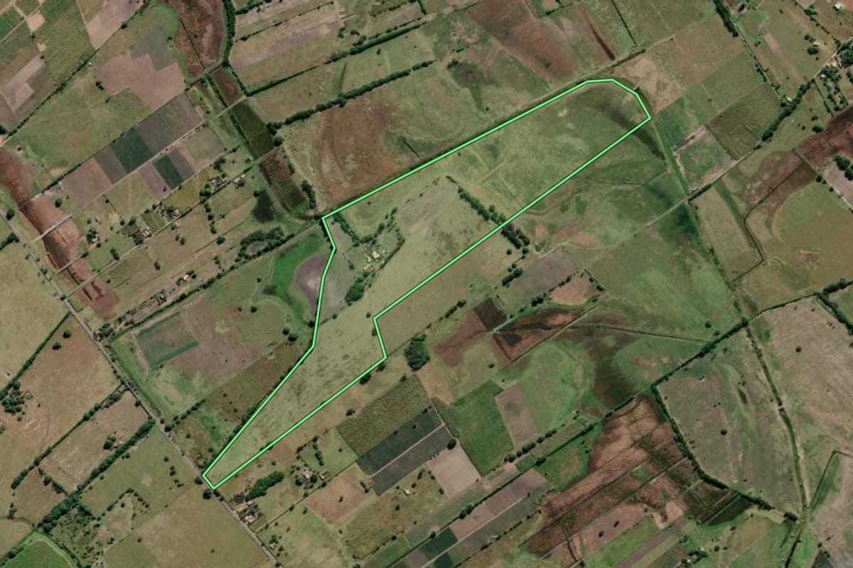 Imagem de satélite do imóvel rural em Campos dos Goytacazes (RJ), com o contorno declarado no CAR desenhado por cima.