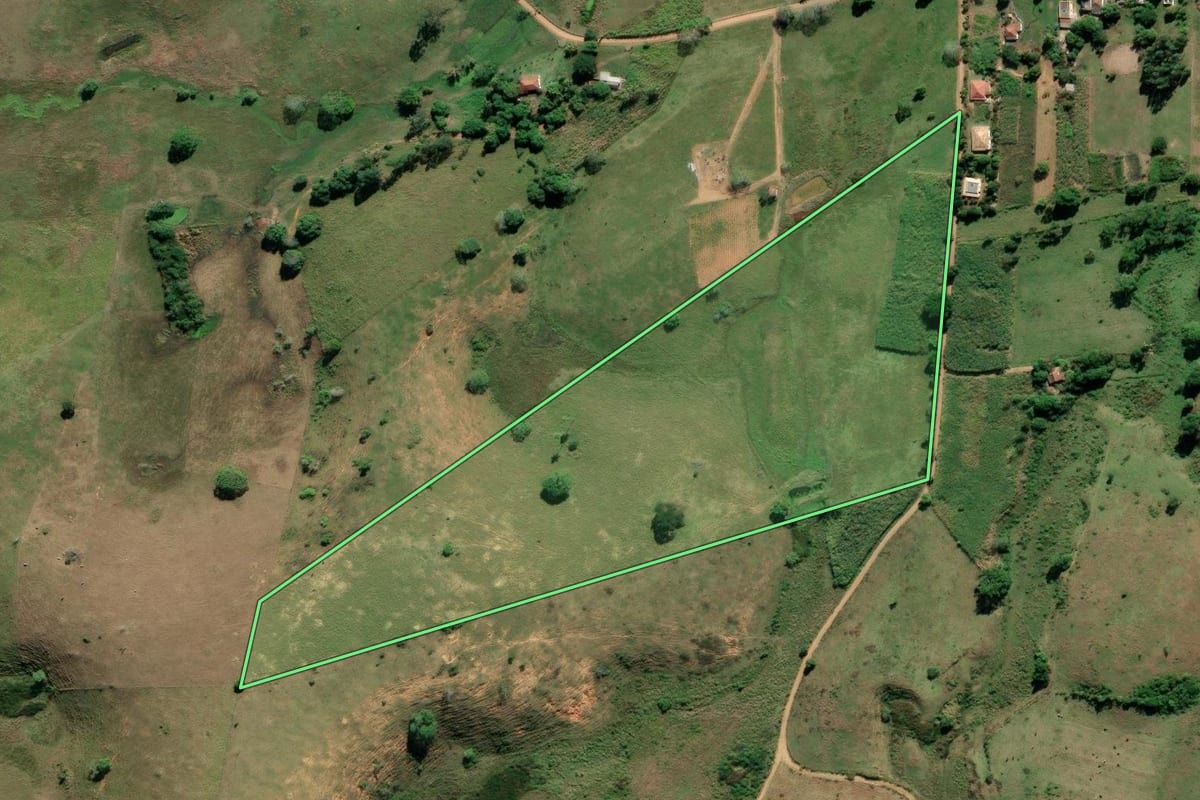 Imagem de satélite do imóvel rural em Campos dos Goytacazes (RJ), com o contorno declarado no CAR desenhado por cima.