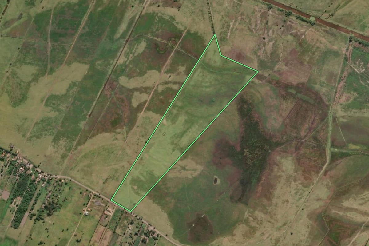 Imagem de satélite do imóvel rural em Campos dos Goytacazes (RJ), com o contorno declarado no CAR desenhado por cima.