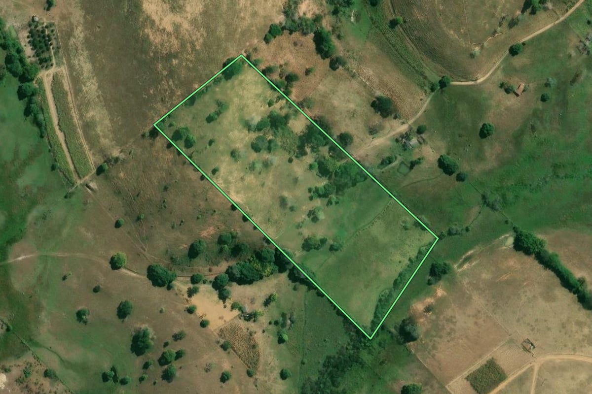 Imagem de satélite do imóvel rural em Campos dos Goytacazes (RJ), com o contorno declarado no CAR desenhado por cima.