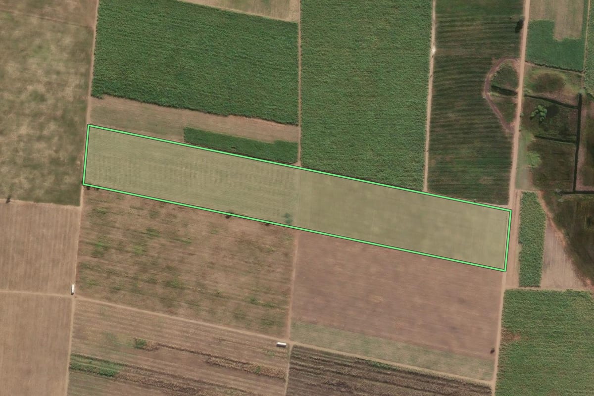 Imagem de satélite do imóvel rural em Campos dos Goytacazes (RJ), com o contorno declarado no CAR desenhado por cima.