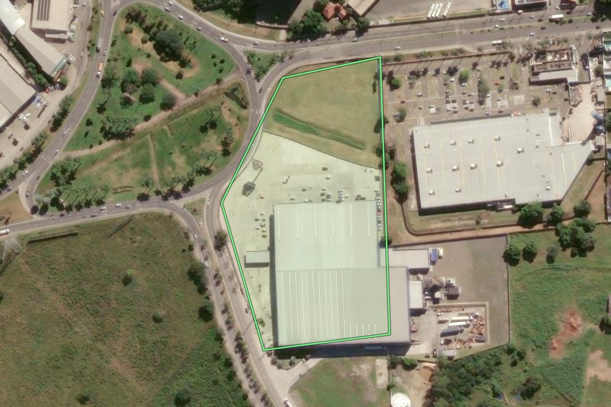 Imagem de satélite do imóvel rural em Campos dos Goytacazes (RJ), com o contorno declarado no CAR desenhado por cima.