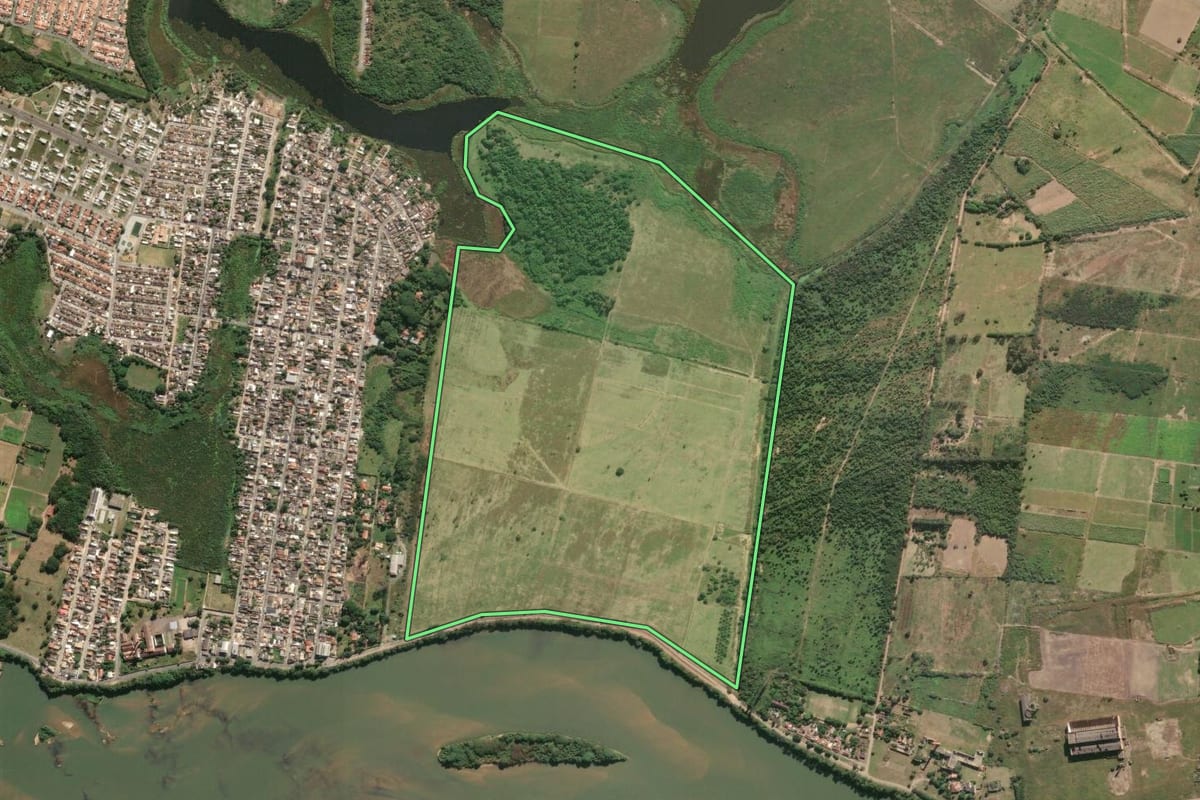 Imagem de satélite do imóvel rural em Campos dos Goytacazes (RJ), com o contorno declarado no CAR desenhado por cima.