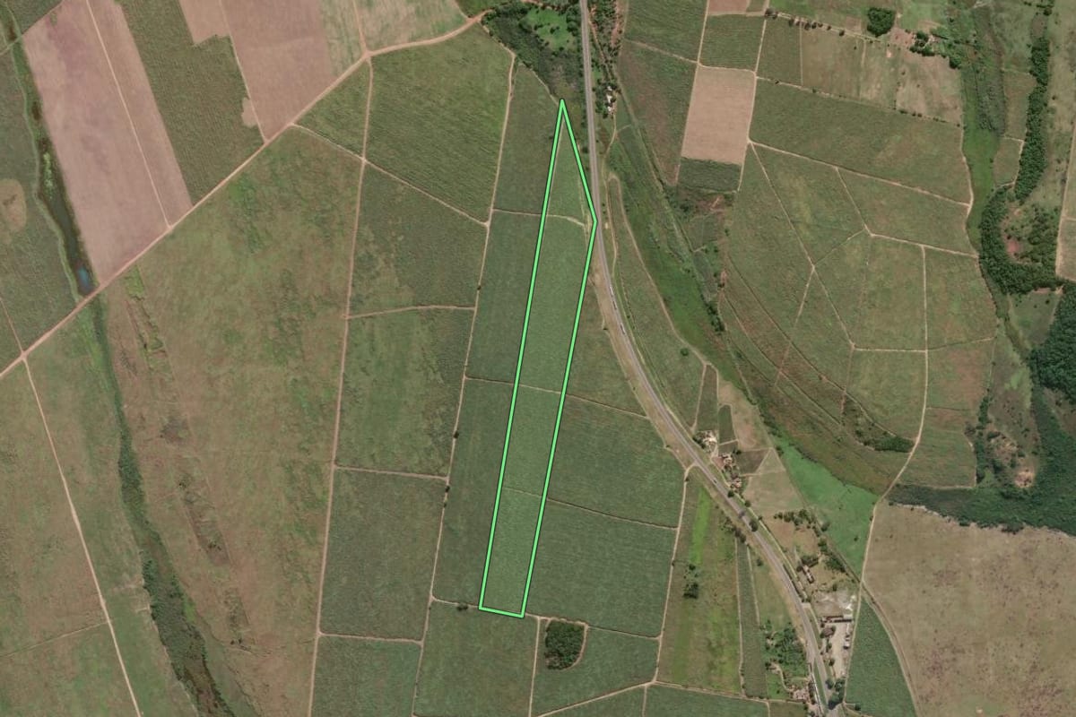 Imagem de satélite do imóvel rural em Campos dos Goytacazes (RJ), com o contorno declarado no CAR desenhado por cima.