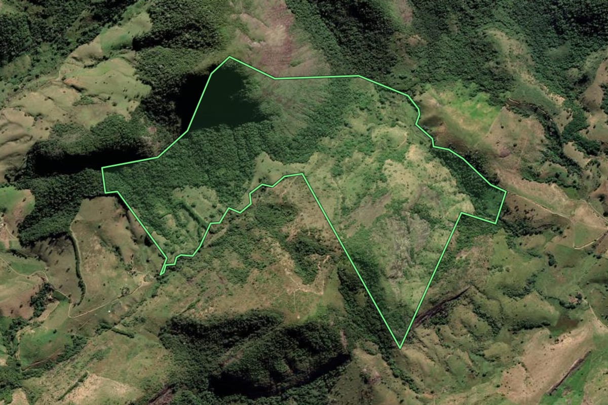 Imagem de satélite do imóvel rural em Campos dos Goytacazes (RJ), com o contorno declarado no CAR desenhado por cima.