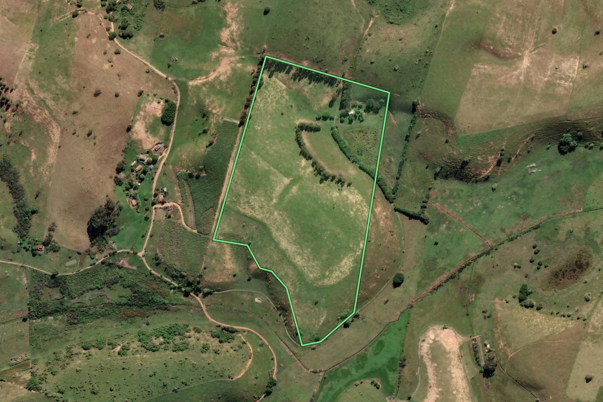 Imagem de satélite do imóvel rural em Campos dos Goytacazes (RJ), com o contorno declarado no CAR desenhado por cima.
