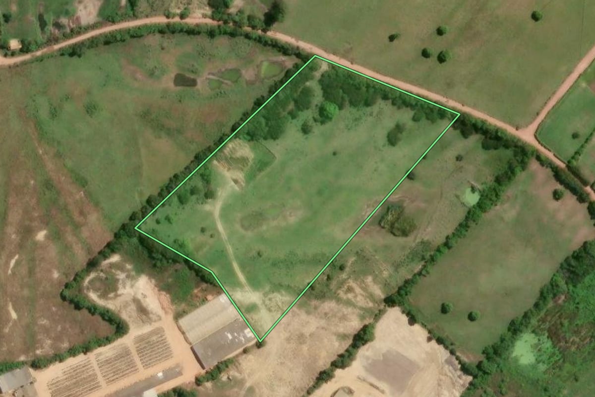 Imagem de satélite do imóvel rural em Campos dos Goytacazes (RJ), com o contorno declarado no CAR desenhado por cima.