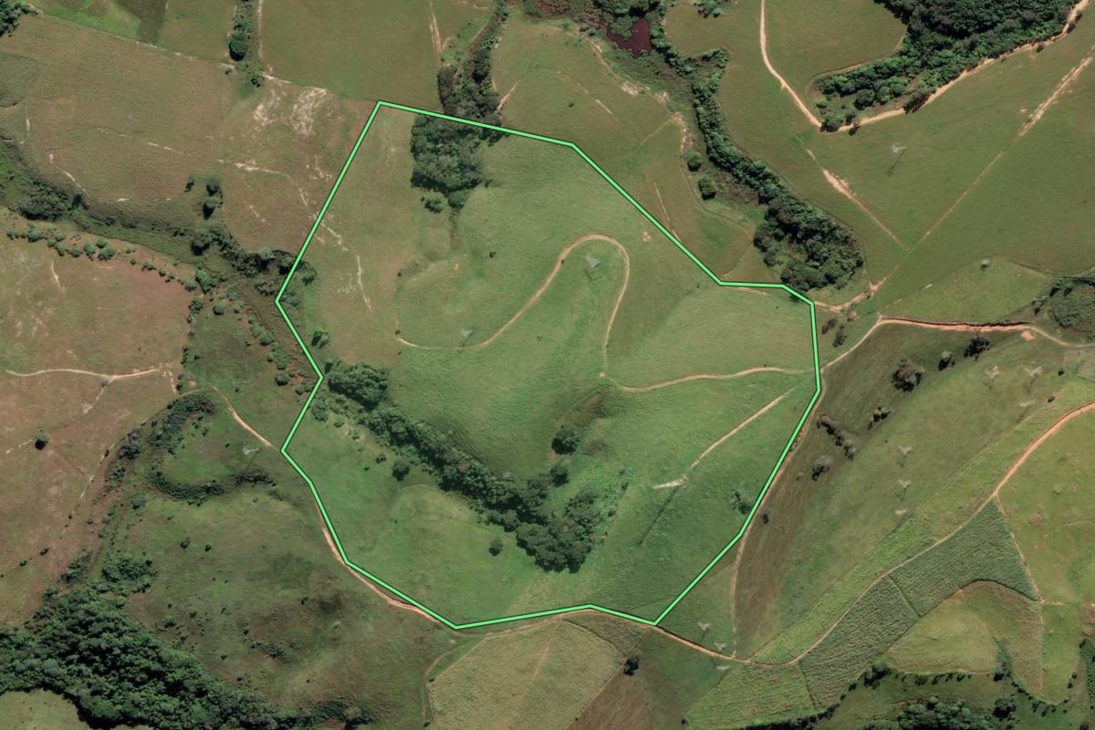 Imagem de satélite do imóvel rural em Campos dos Goytacazes (RJ), com o contorno declarado no CAR desenhado por cima.
